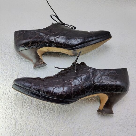 Joan & David Antique/ Vintage Style Spool Heel Pointy Toe Alligator Lace Up Pump - Picture 15 of 15